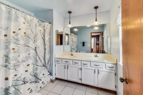 Bath - 13722 S Kendall Dr, Plainfield, IL 60544 photo 2 of 3