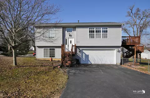 3505 Hilltop Dr, Wonder Lake, IL 60097