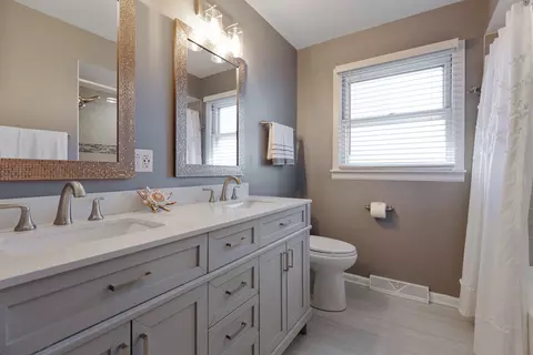 Bath - 954 Everett Ave, Des Plaines, IL 60018 photo 1 of 4