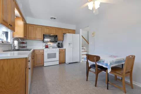 Kitchen - 954 Everett Ave, Des Plaines, IL 60018 photo 2 of 4