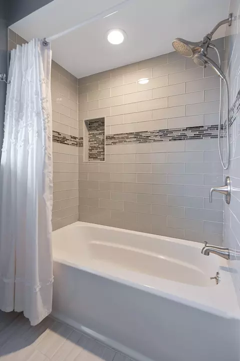 Bath - 954 Everett Ave, Des Plaines, IL 60018 photo 2 of 4