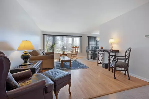 Living - 954 Everett Ave, Des Plaines, IL 60018 photo 2 of 8