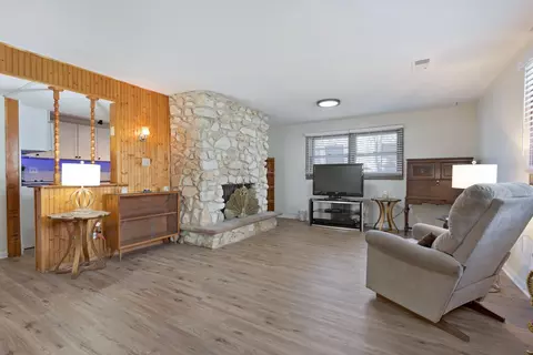 Living - 954 Everett Ave, Des Plaines, IL 60018 photo 7 of 8