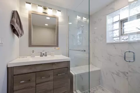 Bath - 954 Everett Ave, Des Plaines, IL 60018 photo 3 of 4