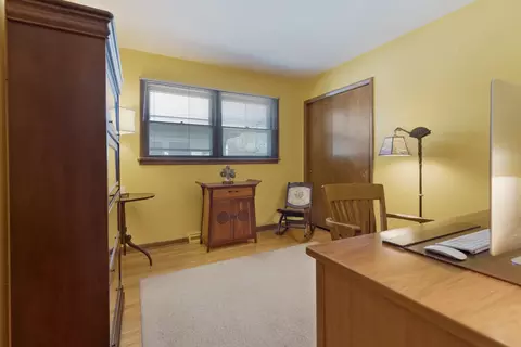 Living - 954 Everett Ave, Des Plaines, IL 60018 photo 6 of 8
