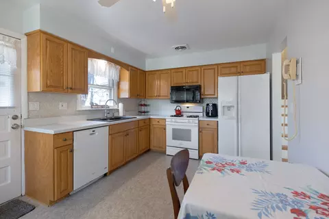 Kitchen - 954 Everett Ave, Des Plaines, IL 60018 photo 1 of 4