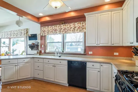 Kitchen - 682 Slade Ave, Elgin, IL 60120 photo 3 of 4