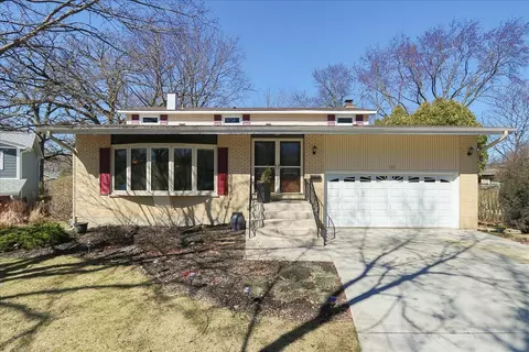 132 Hilltop Dr, Schaumburg, IL 60193