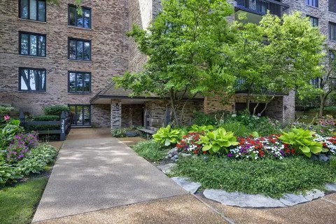 3741 Mission Hills Rd #203, Northbrook, IL 60062