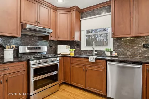 Kitchen - 320 Warwick Dr, Naperville, IL 60565 photo 2 of 4