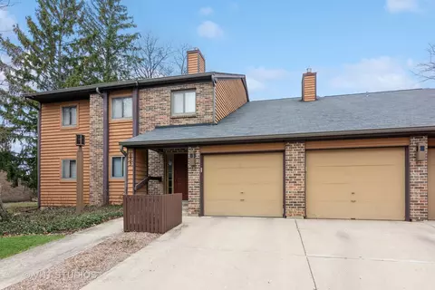 635 Waverly Dr #B, Elgin, IL 60120