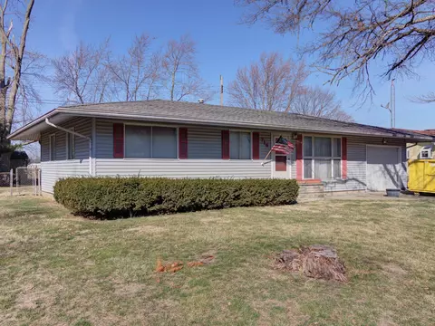 716 Southland Circle Dr, Tuscola, IL 61953