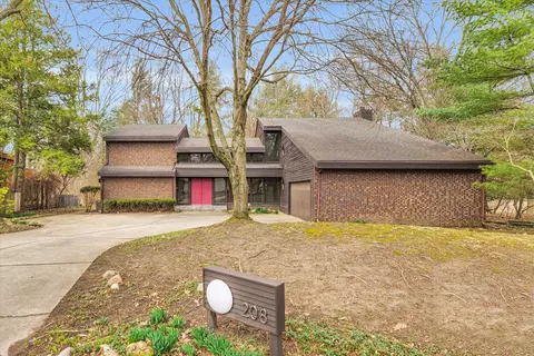 208 E Sherwin Cir, Urbana, IL 61802