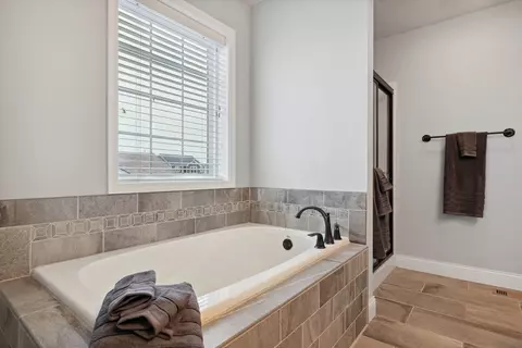 Bath - 3911 Slate Dr, Champaign, IL 61822 photo 3 of 4