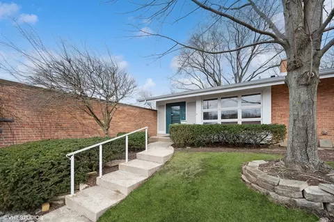 739 Carriage Hill Dr, Glenview, IL 60025
