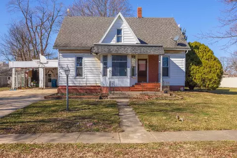 207 N Jackson St, Flanagan, IL 61740