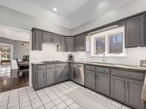 Kitchen - 24 Pine Tree Ln, Burr Ridge, IL 60527 photo 3 of 6