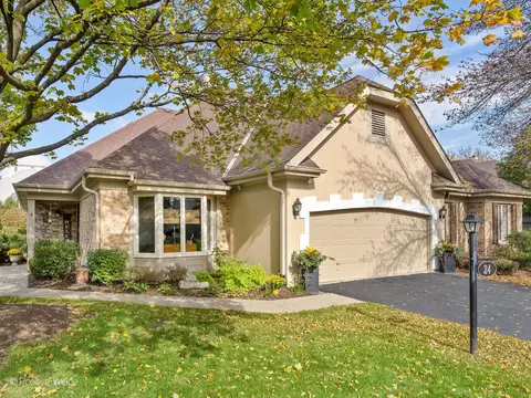 24 Pine Tree Ln, Burr Ridge, IL 60527