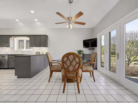 Dining - 24 Pine Tree Ln, Burr Ridge, IL 60527 photo 2 of 3
