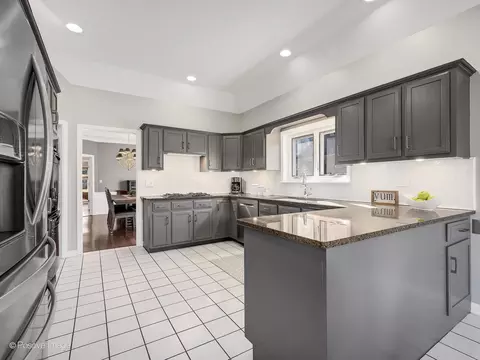 Kitchen - 24 Pine Tree Ln, Burr Ridge, IL 60527 photo 2 of 6