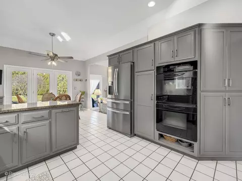 Kitchen - 24 Pine Tree Ln, Burr Ridge, IL 60527 photo 5 of 6