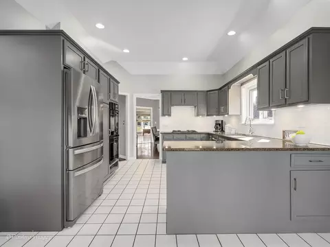 Kitchen - 24 Pine Tree Ln, Burr Ridge, IL 60527 photo 1 of 6