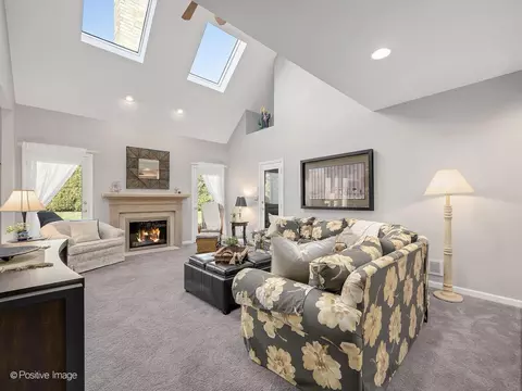 Living - 24 Pine Tree Ln, Burr Ridge, IL 60527 photo 2 of 4