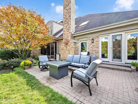 Exterior - 24 Pine Tree Ln, Burr Ridge, IL 60527 photo 7 of 13