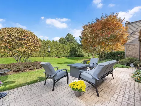Exterior - 24 Pine Tree Ln, Burr Ridge, IL 60527 photo 5 of 13