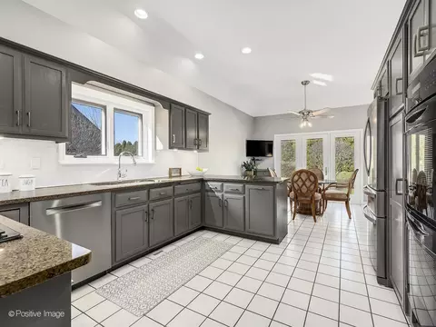 Kitchen - 24 Pine Tree Ln, Burr Ridge, IL 60527 photo 4 of 6