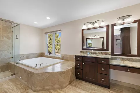 Bath - 904 Pember Cir, West Dundee, IL 60118 photo 2 of 5