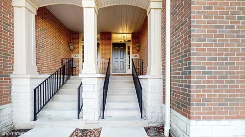 526 S Commons Ct, Deerfield, IL 60015
