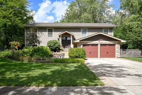 23 W210 Foxcroft Dr, Glen Ellyn, IL 60137