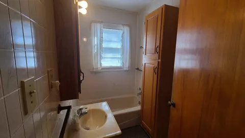 Bath - 617 Logan Ave, Dixon, IL 61021 photo 2 of 3