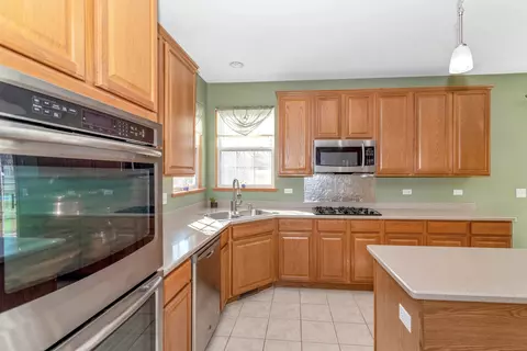 Kitchen - 617 Olive Pkwy, Bartlett, IL 60103 photo 8 of 8