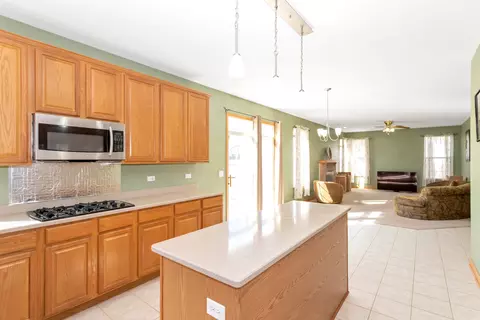 Kitchen - 617 Olive Pkwy, Bartlett, IL 60103 photo 7 of 8