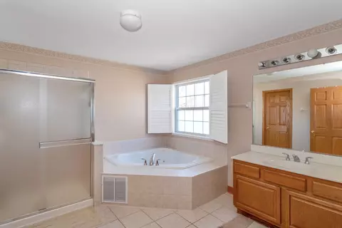 Bath - 617 Olive Pkwy, Bartlett, IL 60103 photo 2 of 7
