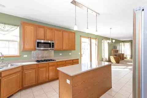 Kitchen - 617 Olive Pkwy, Bartlett, IL 60103 photo 5 of 8