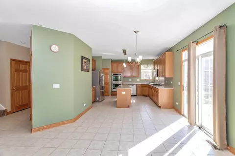 Kitchen - 617 Olive Pkwy, Bartlett, IL 60103 photo 2 of 8