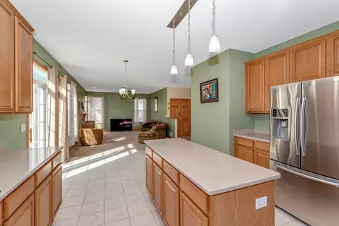 Kitchen - 617 Olive Pkwy, Bartlett, IL 60103 photo 6 of 8