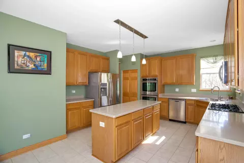 Kitchen - 617 Olive Pkwy, Bartlett, IL 60103 photo 4 of 8