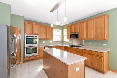 Kitchen - 617 Olive Pkwy, Bartlett, IL 60103 photo 3 of 8