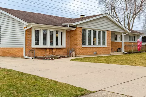 581 Walnut Ln, Elk Grove Village, IL 60007