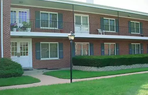 2820 Dundee Rd #2B, Northbrook, IL 60062
