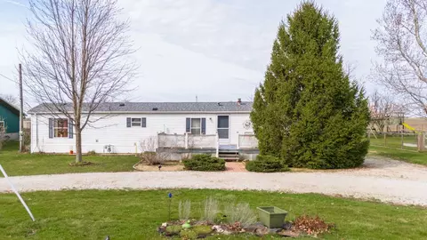407 N 1st St, Secor, IL 61771