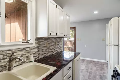 Kitchen - 1430 Winter Dr, Freeport, IL 61032 photo 6 of 7