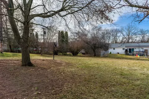 Exterior - 1430 Winter Dr, Freeport, IL 61032 photo 7 of 11