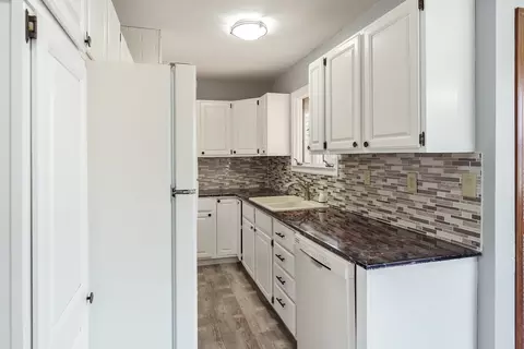 Kitchen - 1430 Winter Dr, Freeport, IL 61032 photo 2 of 7