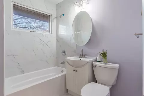 Bath - 1430 Winter Dr, Freeport, IL 61032 photo 1 of 1