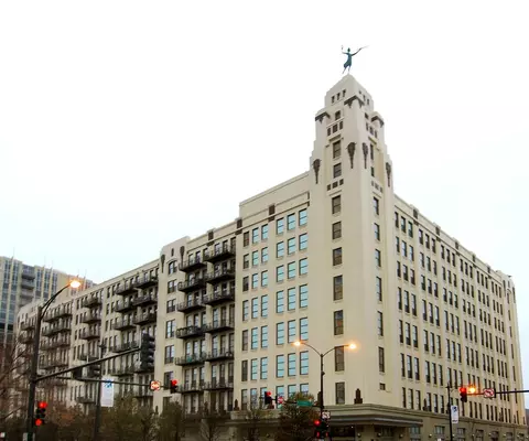 758 N Larrabee St #810, Chicago, IL 60654